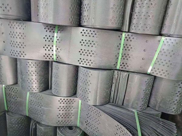 土工格室?guī)齑?/></p><p><strong>產(chǎn)品介紹：</strong></p><p>土工格室施工/土工格室是目前國內(nèi)外較為流行的一種新型的高強(qiáng)度土工合成材料，它是由高強(qiáng)度的HDPE或PP共聚料寬帶，經(jīng)過焊接或鉚接而形成的一片網(wǎng)狀格室結(jié)構(gòu)。它伸縮自如，運(yùn)輸時(shí)可縮疊起來，使用時(shí)張開并又充填土石或混凝土料，構(gòu)成具有強(qiáng)大側(cè)向限制和大剛度的結(jié)構(gòu)體。它可用來做為墊層，處理軟弱地基增大地基的承載能力，也可鋪設(shè)在坡面上構(gòu)成坡面防護(hù)結(jié)構(gòu)，還可以用來建造支擋結(jié)構(gòu)等。</p><p><strong>產(chǎn)品優(yōu)勢：</strong></p><p>1、材質(zhì)輕、耐磨損，化學(xué)性能穩(wěn)定、耐光氧老化、耐酸堿，適用于不同土壤與沙漠等土質(zhì)條件。</p><p>2、較高的側(cè)向限制和防滑，防變形、有效的增強(qiáng)路基的承載能力和分散荷載作用。</p><p>3、改變土工格室高度、焊距等幾何尺寸可滿足不同的工程需要。</p><p>4、伸縮自如，運(yùn)輸體積??；聯(lián)接方便、施工速度快。</p><p><strong>產(chǎn)品用途：</strong></p><p>1、用于穩(wěn)固公路、鐵路路基。</p><p>2、用于承受載重力的堤防及淺水河道治理。</p><p>3、用于防止滑坡及受載重力的混合式擋墻。</p><p>4、在遇到軟地基時(shí)，采用土工格室可大大減輕施工勞動(dòng)強(qiáng)度，減少路基厚度施工速度快、性能好，大大的降低工程造價(jià)。</p><p><br/></p><div   id=